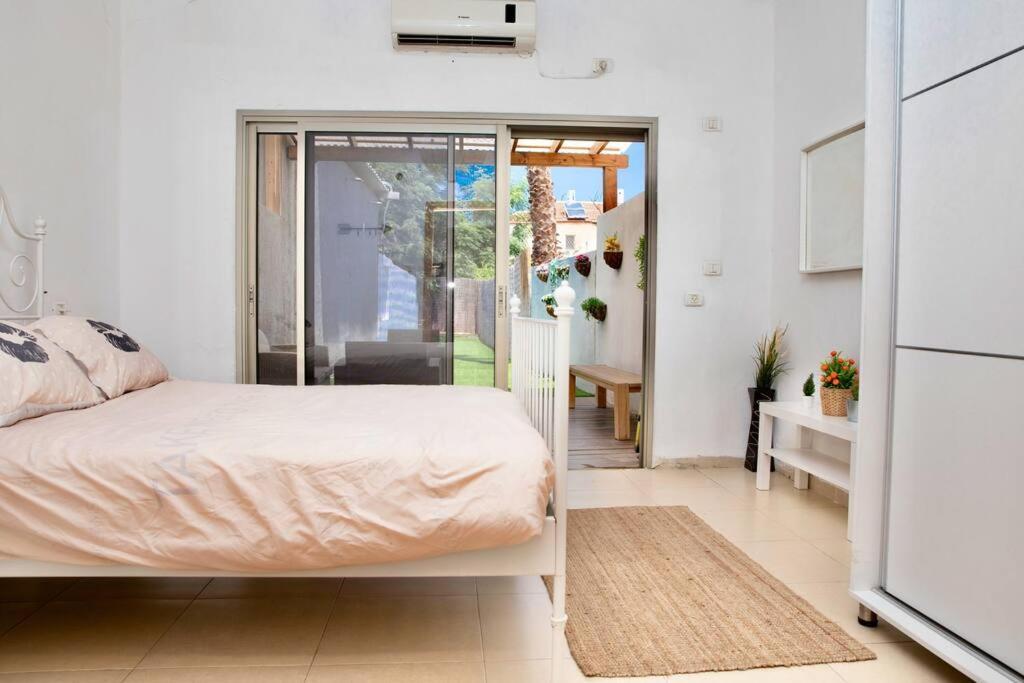 Homey Apartment Near The Beach Хадера Экстерьер фото