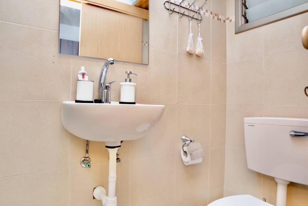 Homey Apartment Near The Beach Хадера Экстерьер фото