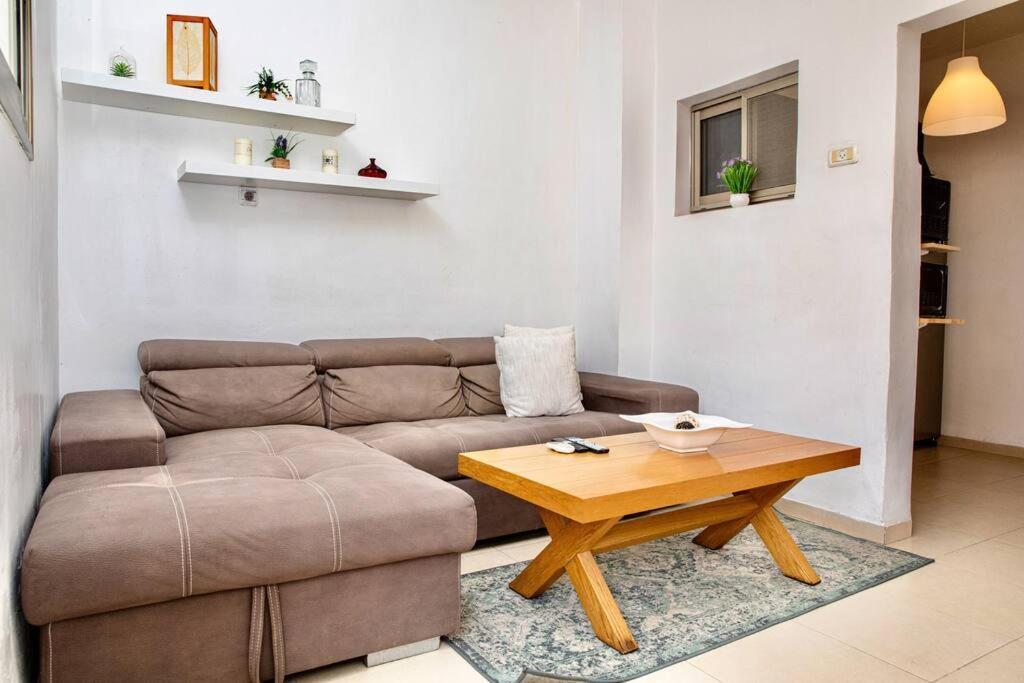 Homey Apartment Near The Beach Хадера Экстерьер фото