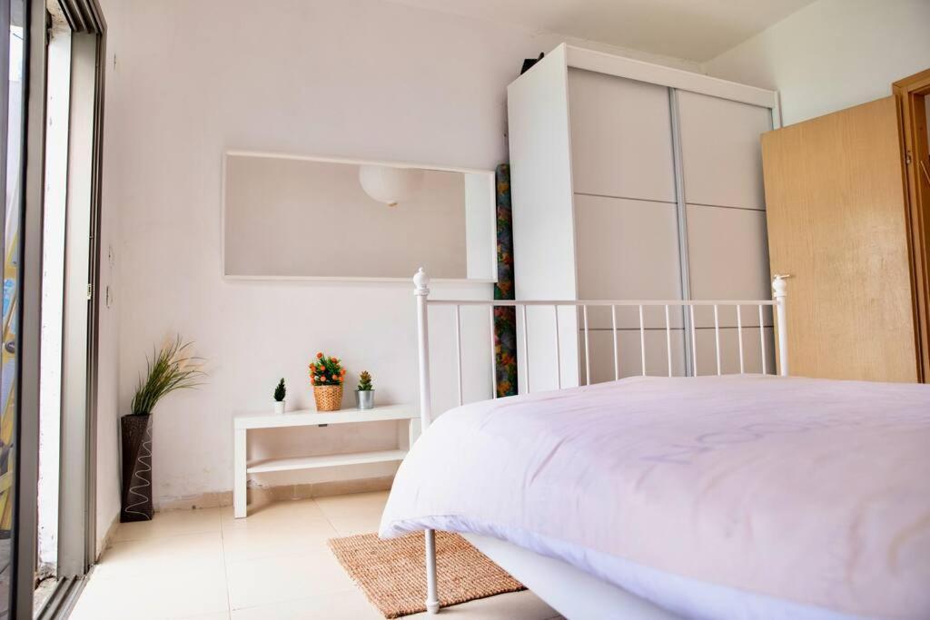 Homey Apartment Near The Beach Хадера Экстерьер фото