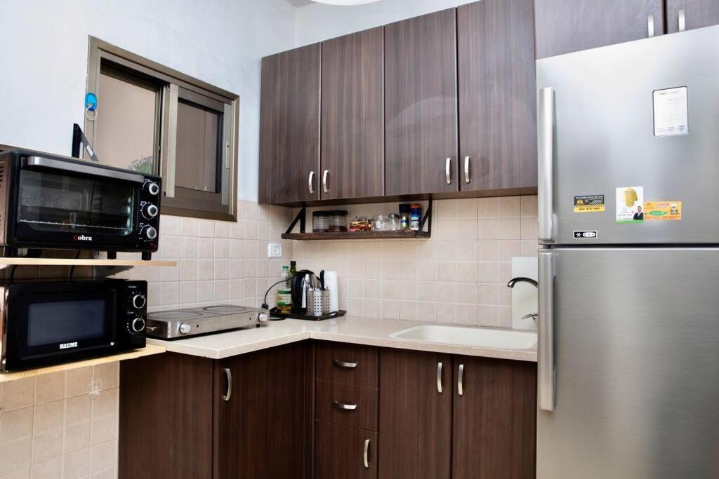 Homey Apartment Near The Beach Хадера Экстерьер фото