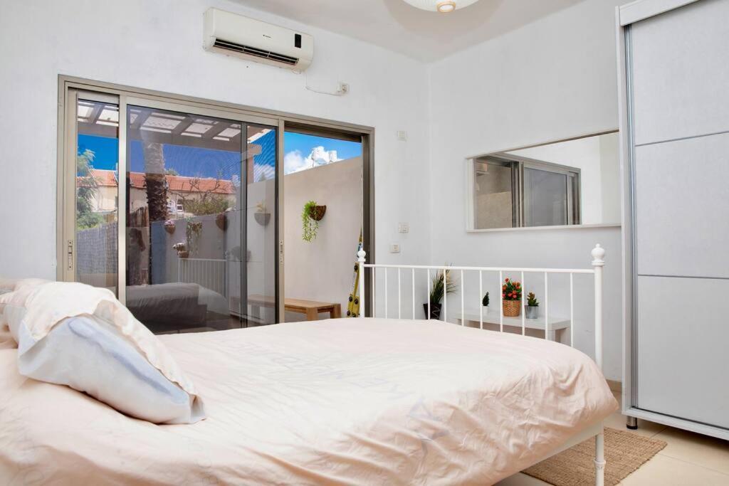 Homey Apartment Near The Beach Хадера Экстерьер фото